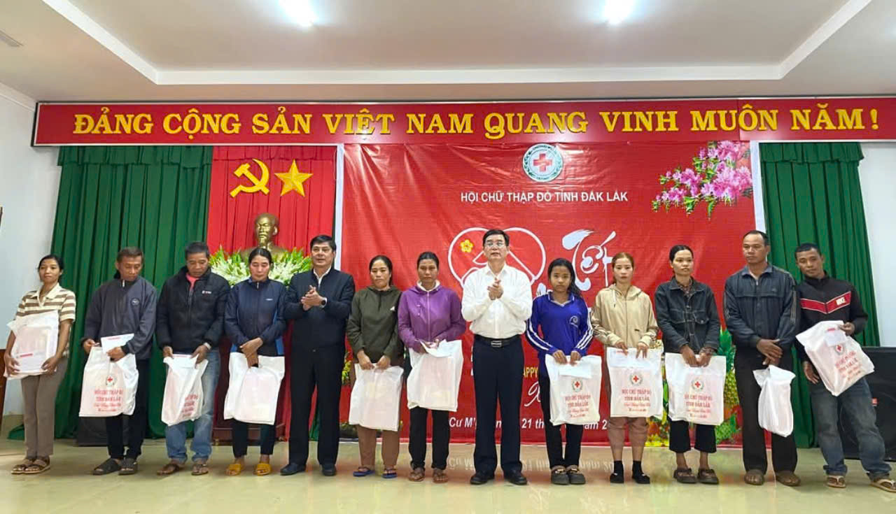Trao quà "Tết Nhân Ái" xuân Ất Tỵ năm 2025 tại thị trấn Ea Pốk